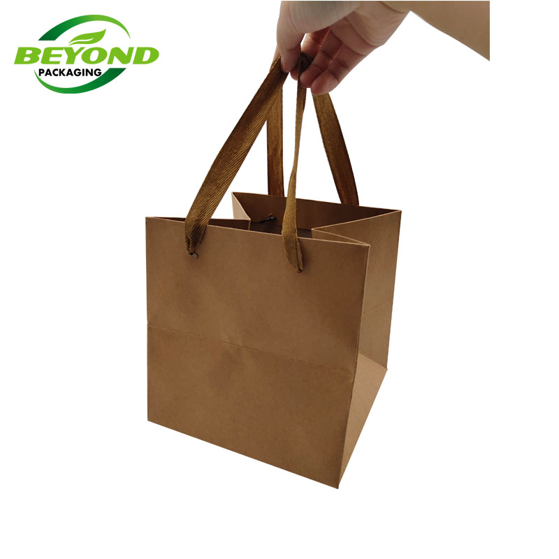 Christmas Packaging Shopping Paper Gift Bags With Customized Printing Gift Packing Bags With Handle Biodegradable Material