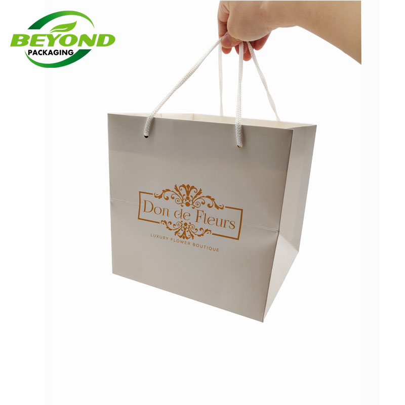 Wholesale Custom Logo Gold Foil LOGO Luxury White Gift Bags Shopping bags Cardboard Paper Shopping Bags With Your Own Logo