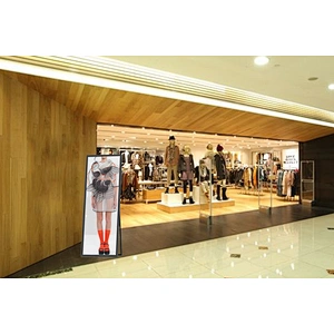 Full screen digital signage