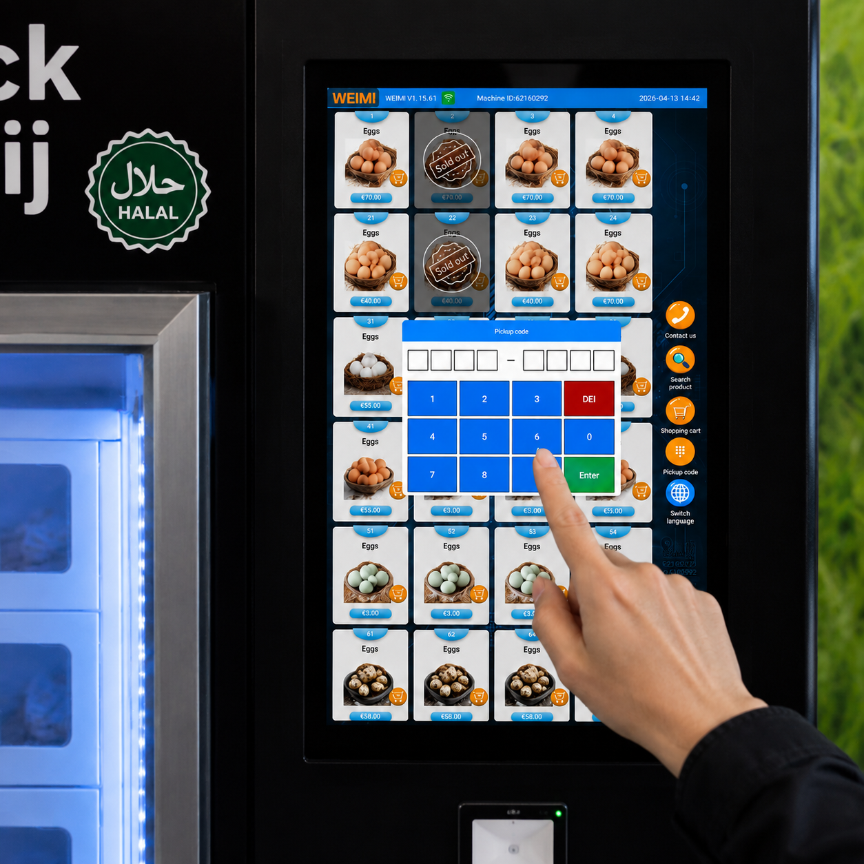Nahaufnahme einer Touchscreen-Schnittstelle eines intelligenten Eierautomaten, die von einem Kunden bedient wird. Das Display zeigt die Auswahl an Eiprodukten, Preise, Warenkorboptionen, die Abholcode-Funktion und den QR-Code an, indem eine Hand auf den Bildschirm tippt. Der Selbstbedienungskiosk im Freien verfügt über ein modernes schwarzes Touchscreen-Panel, LED-beleuchtete Kühlfächer und einen frischen grünen Grashintergrund.