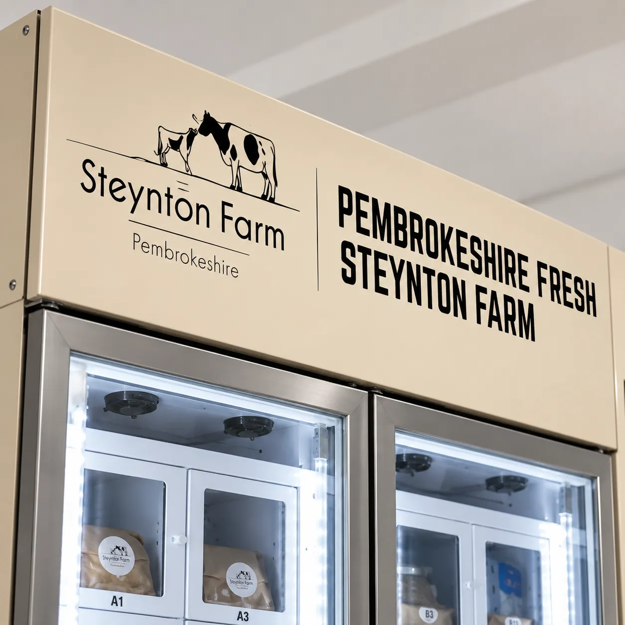 Marca personalizada de Steynton Farm en una máquina expendedora de casilleros refrigerados WEIMI