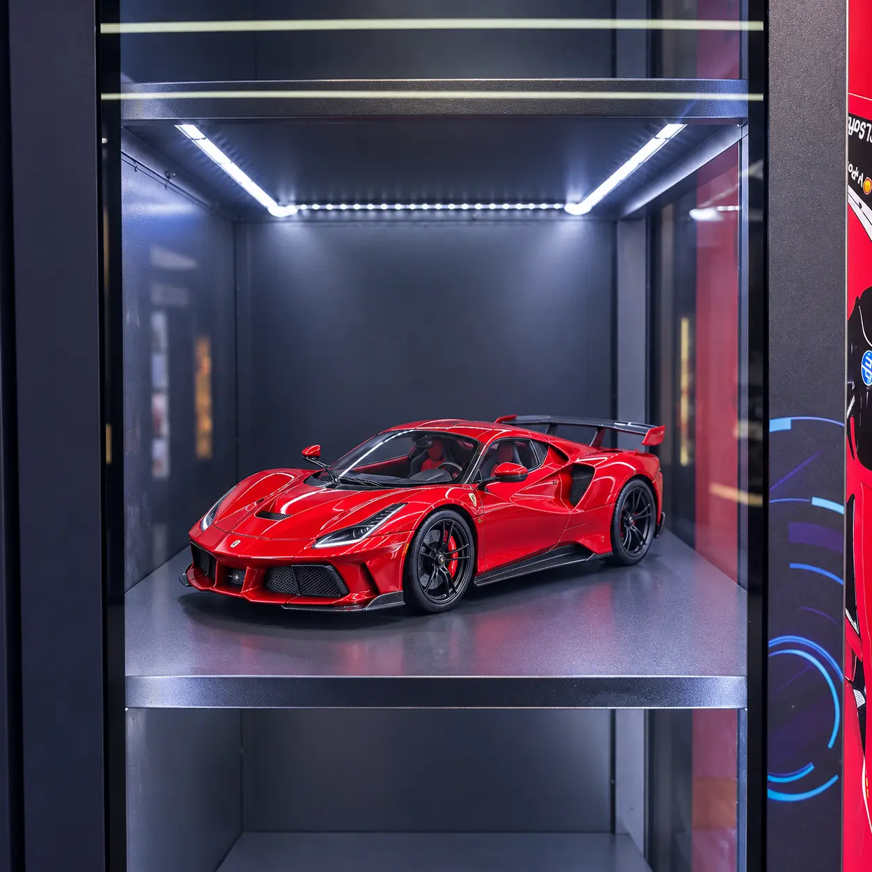 Rotes Sportwagenmodell auf beleuchtetem Regal im seitlichen Schaufenster des WEIMI WM900