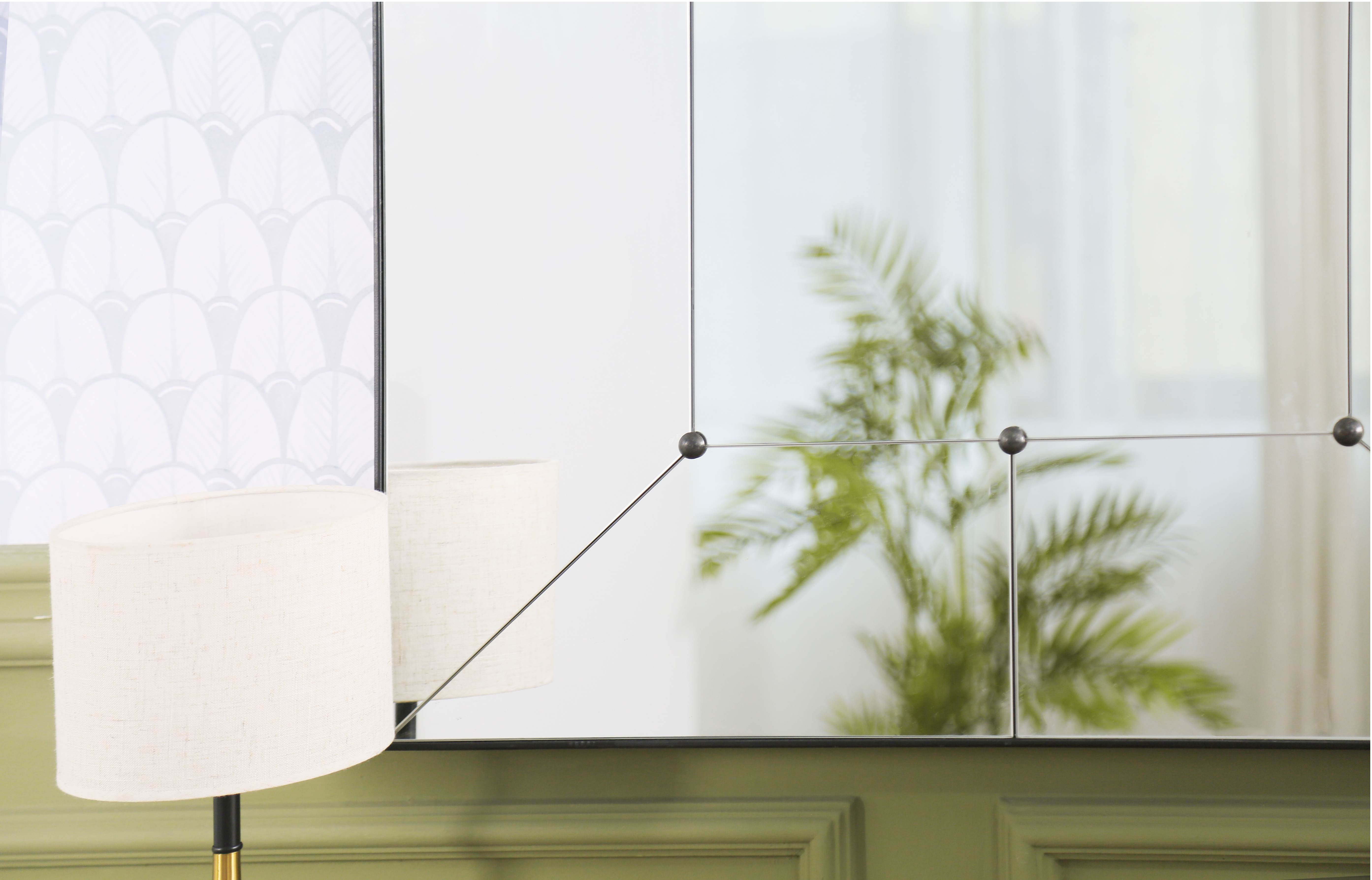 framelss mirror with close up detail view