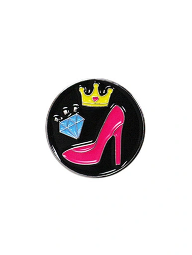 The ball marker is a small and practical accessory for golfers. It is used to mark the position of your ball on the green, allowing you to lift and clean it without losing your spot.