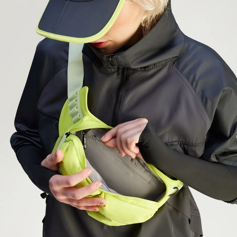 running fanny pack pocket details view