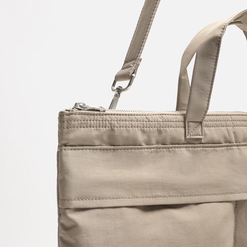laptop tote bag handle detail