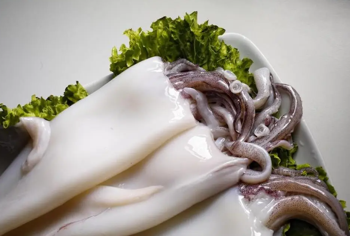 Productos de calamares congelados mantenidos frescos con una máquina de congelación