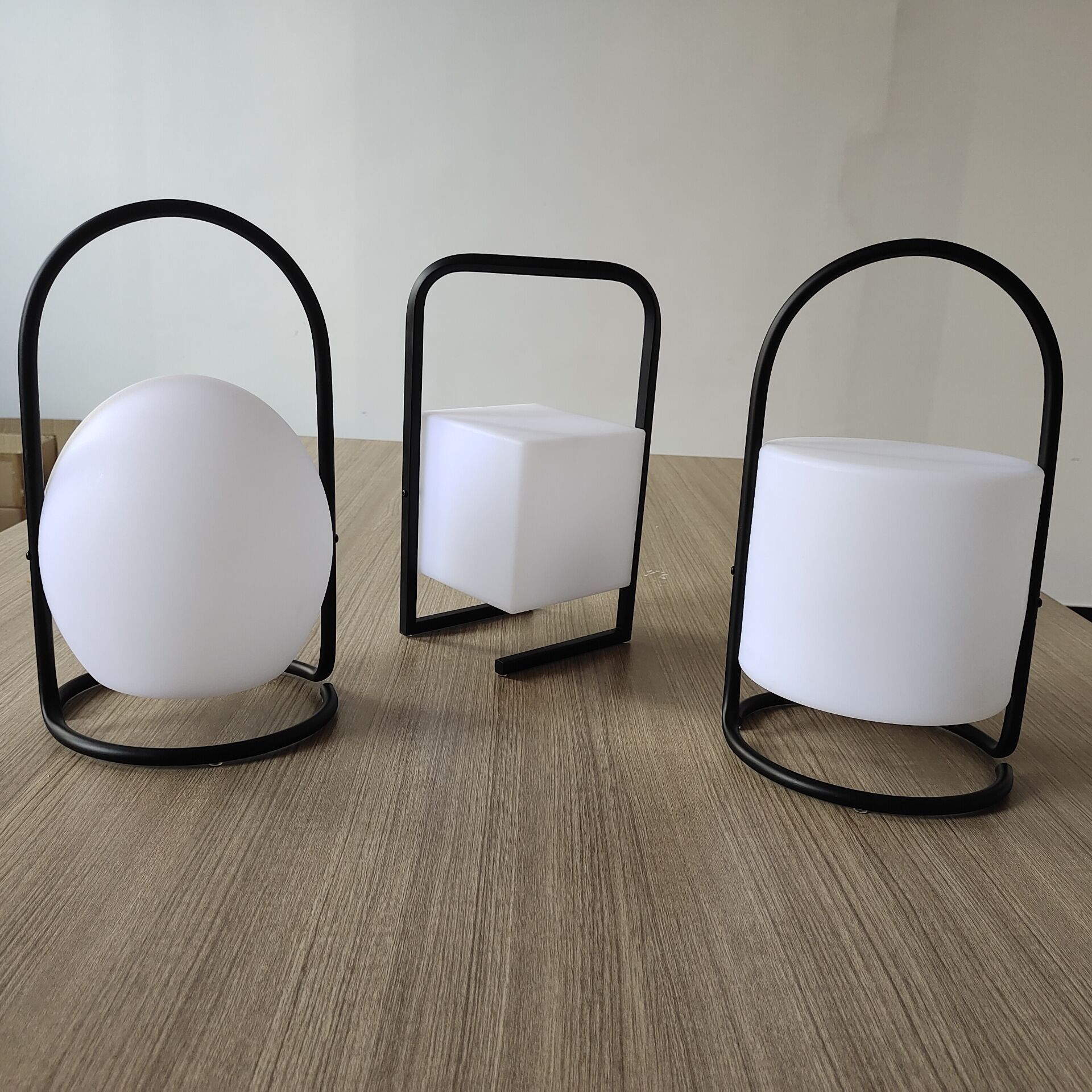 New design outdoor portable LED wireless table lamp iron acrylic USB rechargeable LED table lamp IP65 1.5W