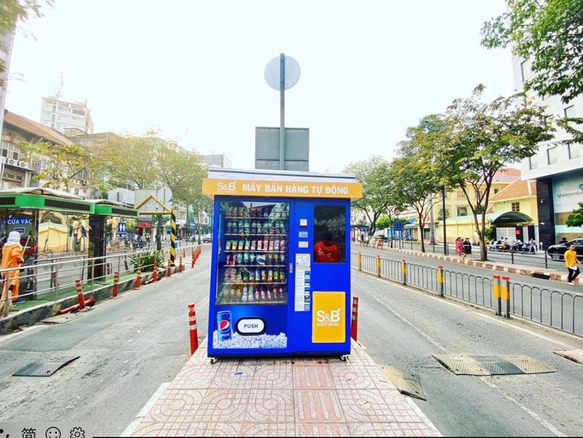 Big capacity vending machine in Vietnam for sale snack and drink