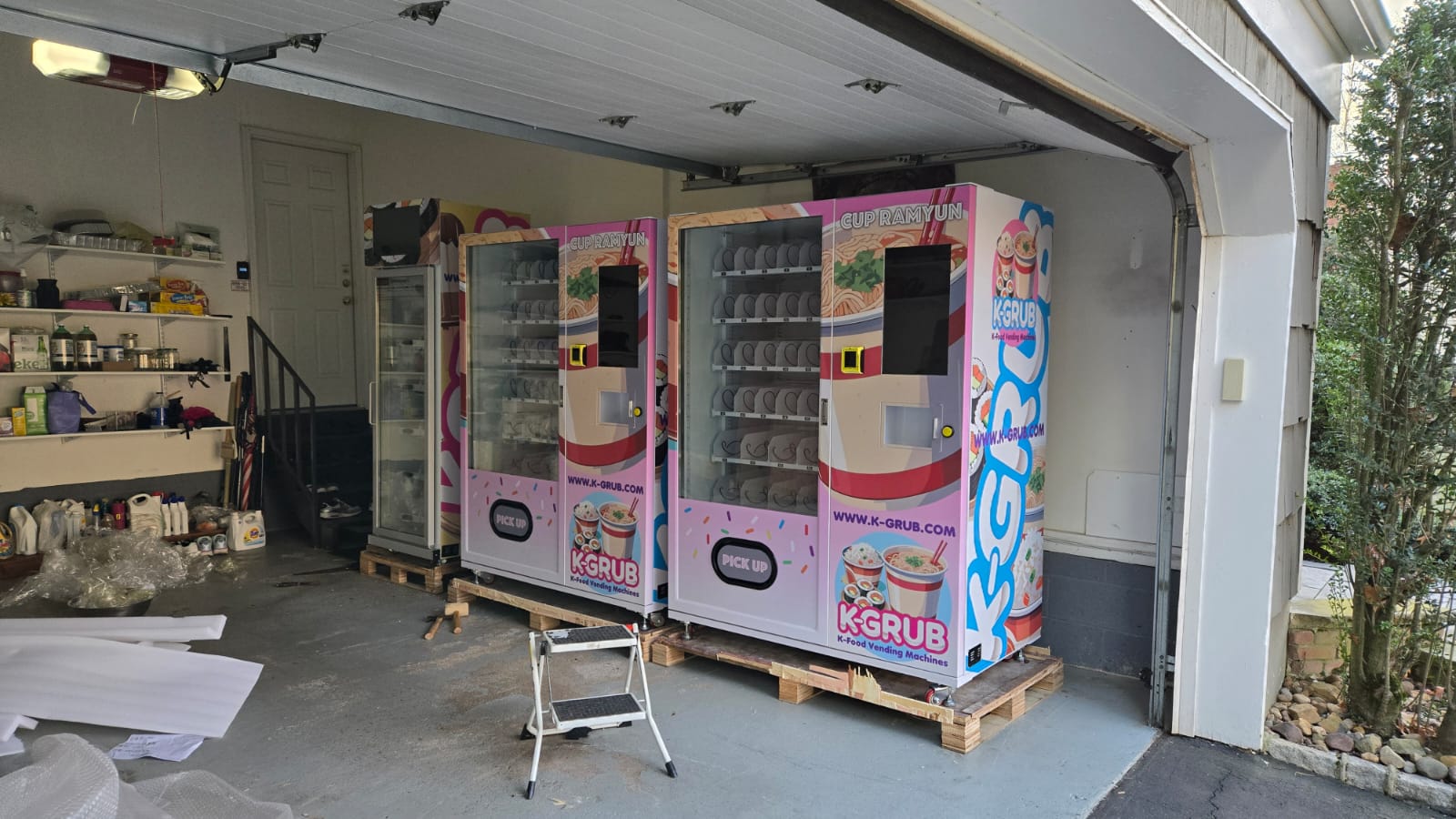 Cup noodle ramen vending machine with free hot water supply to USA
