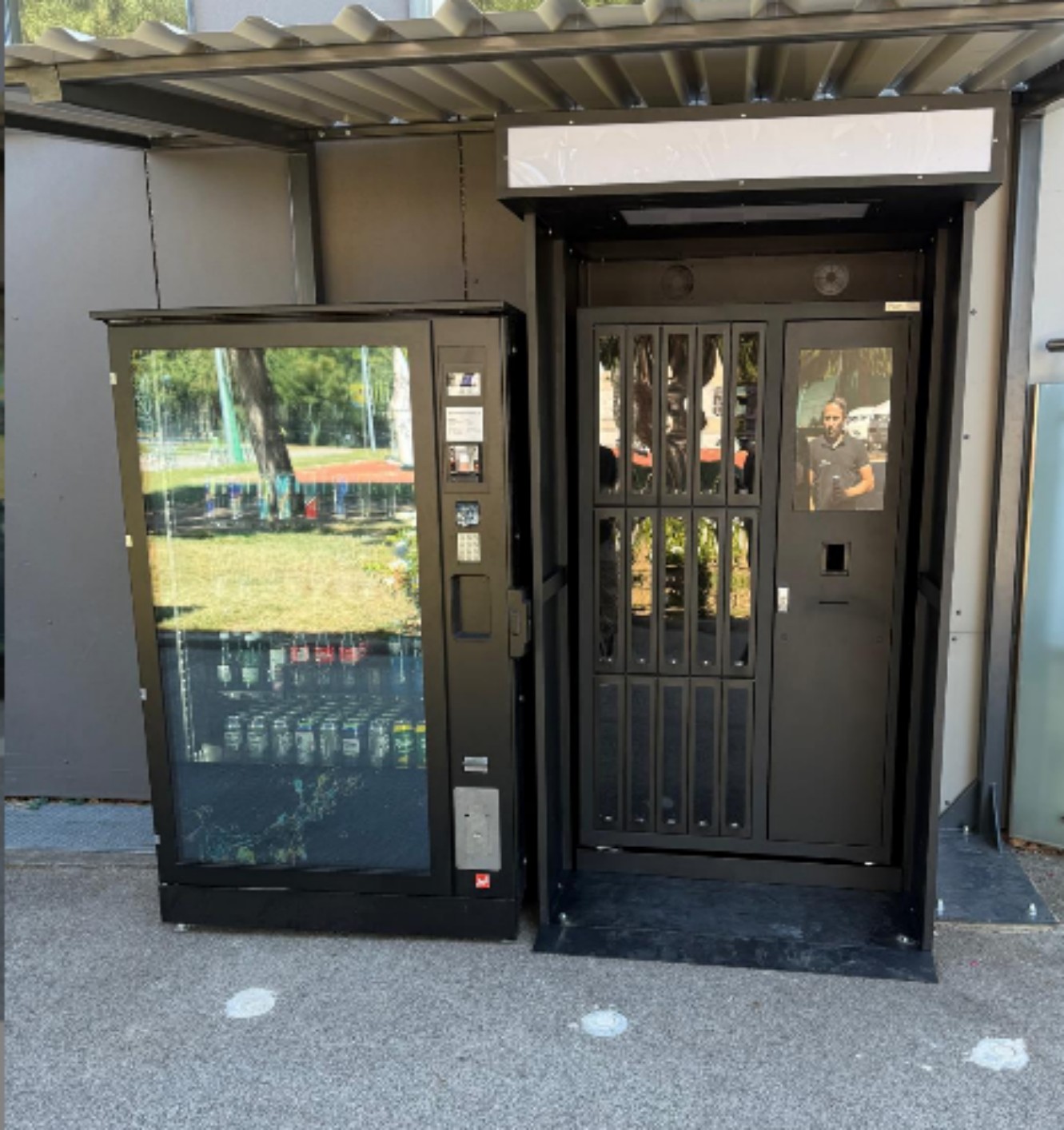 Live Fishing Bait Vending Machine 24/7 Smart Bait Sales Outdoor Retail