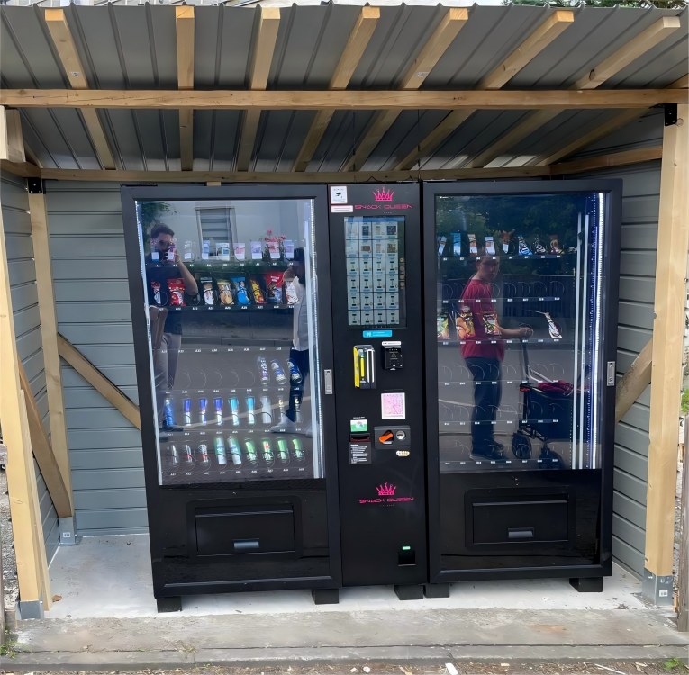 Distributeur automatique extérieur pour snacks et boissons avec abri