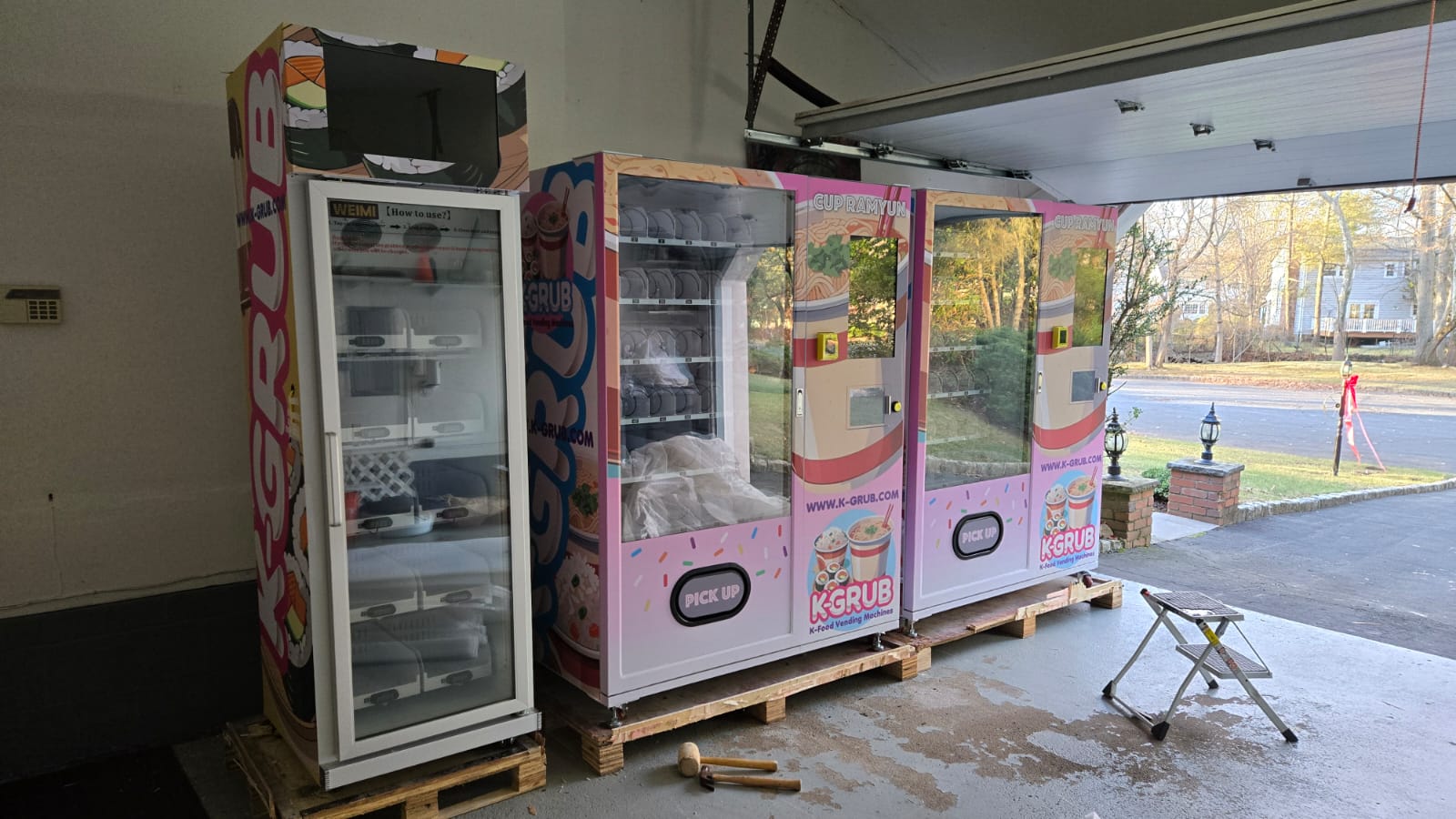 Cup noodle ramen vending machine with free hot water supply to USA