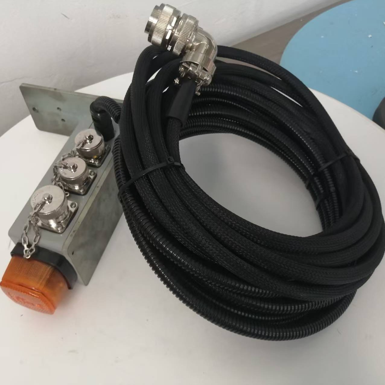 Side control box assembly， right