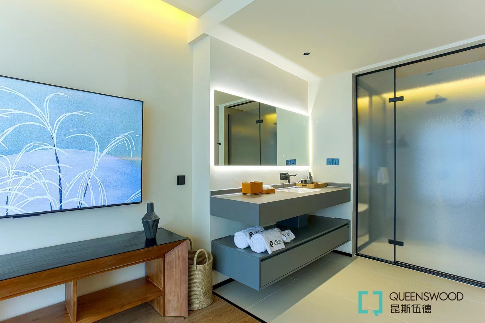 The design features a sleek glass shower enclosure, creating a luxurious bathing experience, accompanied by a stylish shower set that elevates both practicality and aesthetics. The use of high-quality sanitary ware ensures comfort and durability, providing guests with an indulgent retreat.