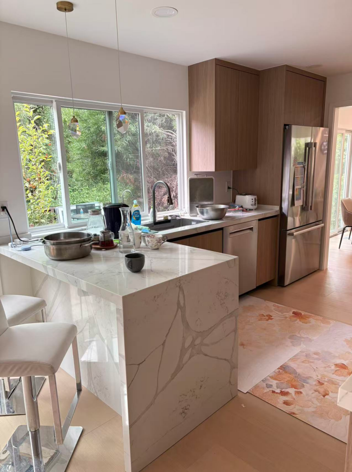 The main cabinetry, measuring an impressive (3020+2700)mm in length, 900mm in depth, and 600mm in height, was crafted from high-quality plywood and finished in a rich Log walnut color.