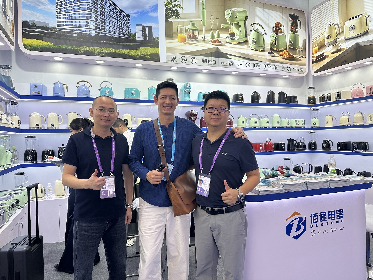 Bestone team and business visitors posing at the kitchen appliance booth