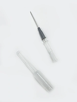 iv cannula with injection port