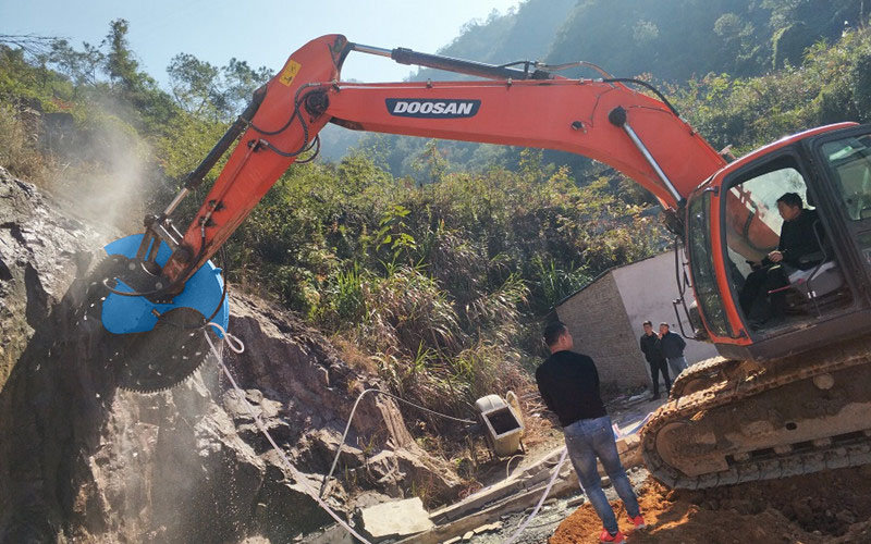 Excavator Rock Saw Excels At Sawing Limestone Due To Their Flexibility