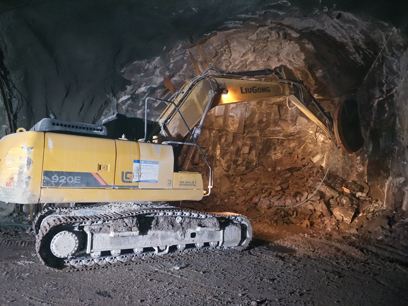 Excavator Rock Saw Excavating Tunnel With High Efficiency