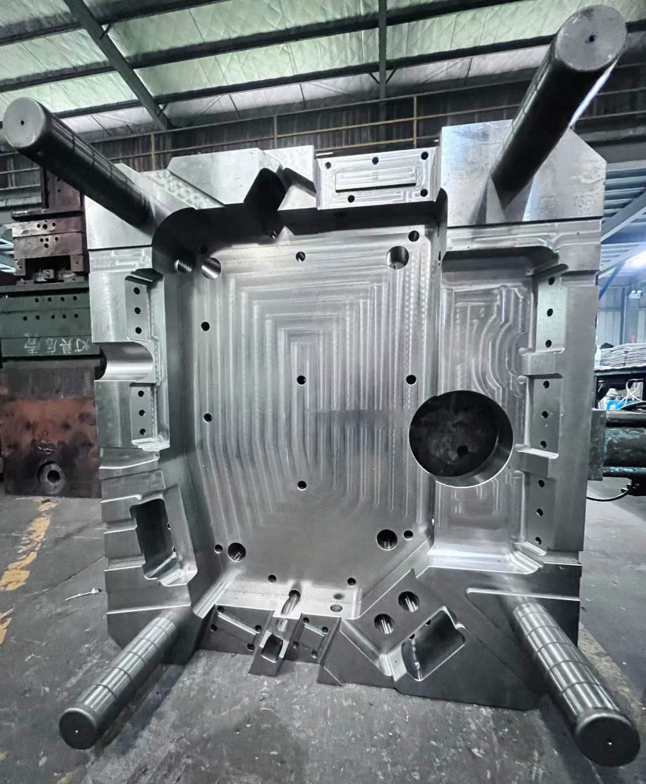 Magnesium alloy thixotropic injection molding technology and mold design
