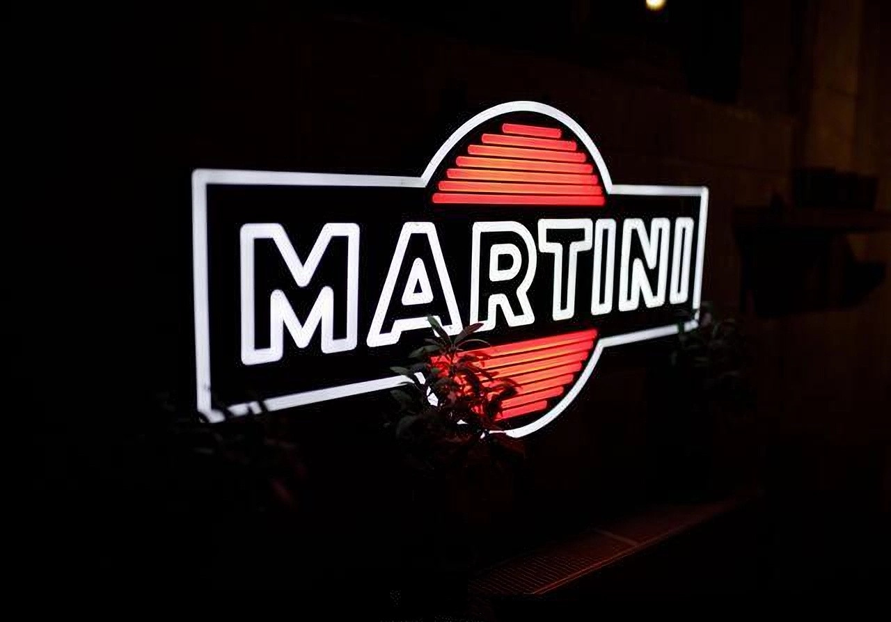 LED sign maker for cocktail bars and lounges