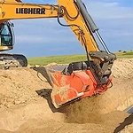 Screening Bucket Shovels Soil On Site, Screens On Site, And Doubles The Construction Efficiency