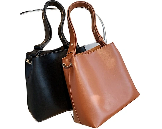 Small Leather Purse is the perfect choice for anyone who wants a convenient and elegant bag for everyday use. With its compact size, our small leather purse is perfect for carrying just the essentials, such as your phone, keys, and wallet.