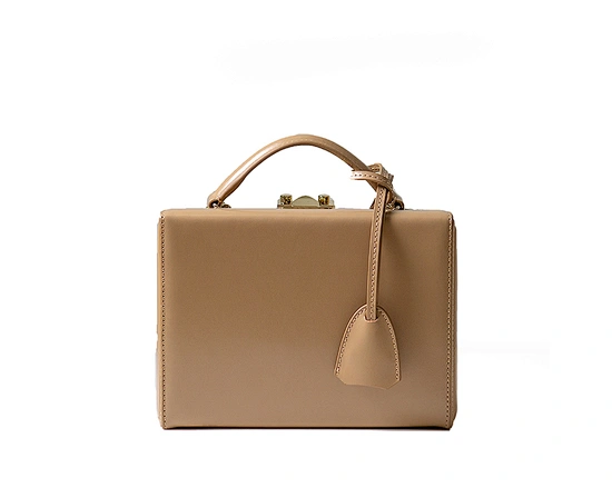 Upgrade your handbag collection with our range of stunning vegan leather handbags. Made from high-quality synthetic materials, our vegan leather handbags are not only cruelty-free, but also stylish and durable.