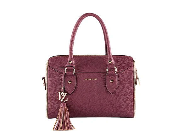 Black hobo bag exudes everyday elegance with its flowing lines and soft vegan leather body. With a spacious interior to fit your essentials, plus an extra zipper pouch. This women's shoulder bag is designed for uncompromising comfort and good looks.