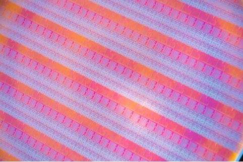 Intel PowerVia technology is the first to achieve power supply on the back of the chip, breaking through the interconnection bottleneck