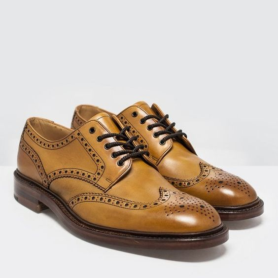 Brown full brogue derby in grain leather with rubber sole