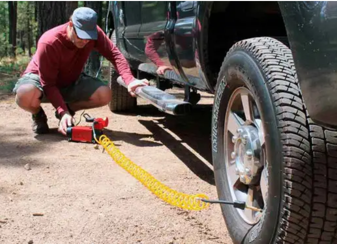 Single cylinder 12v air compressor with two adaptive nozzles