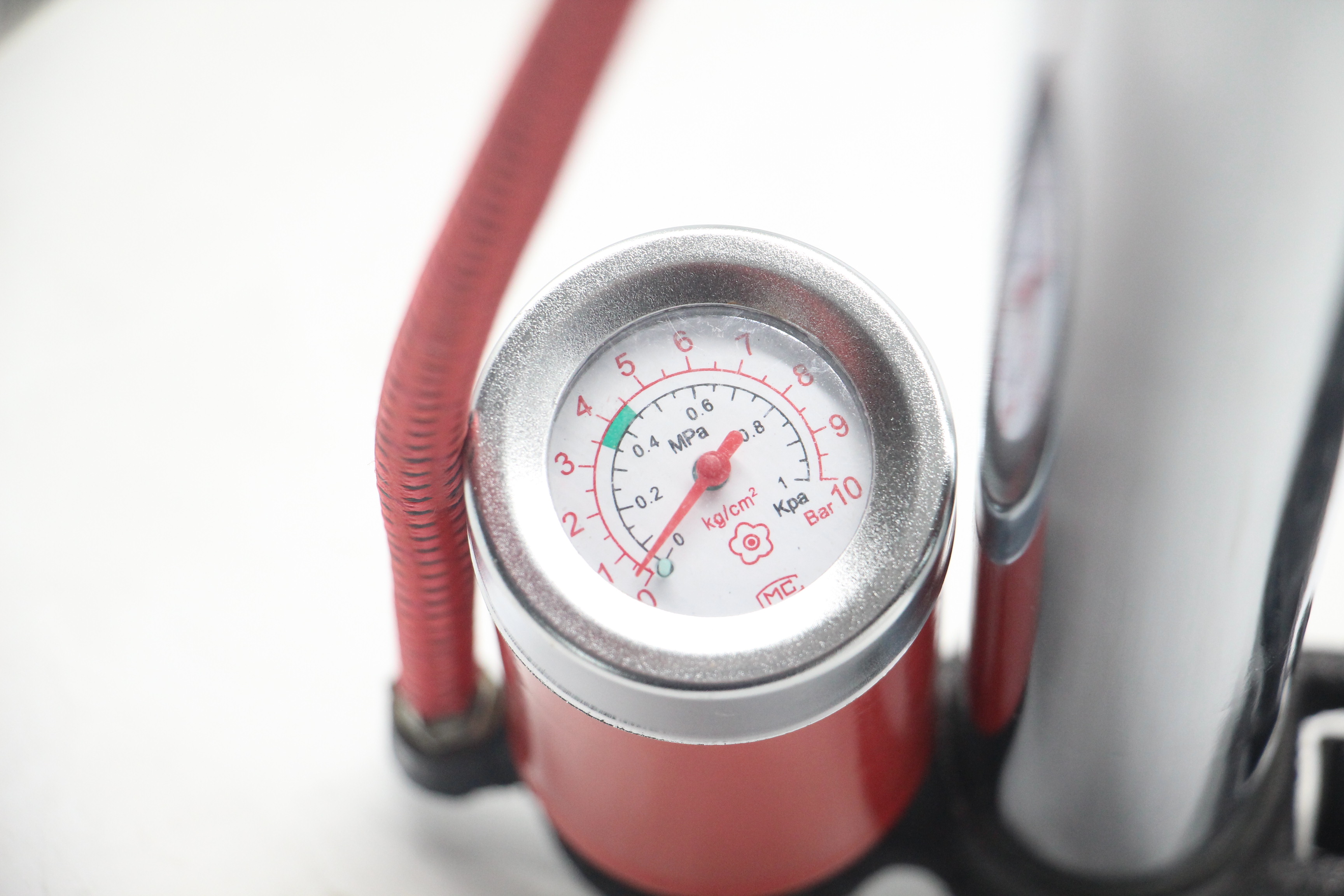 Mini bike pump with gauge