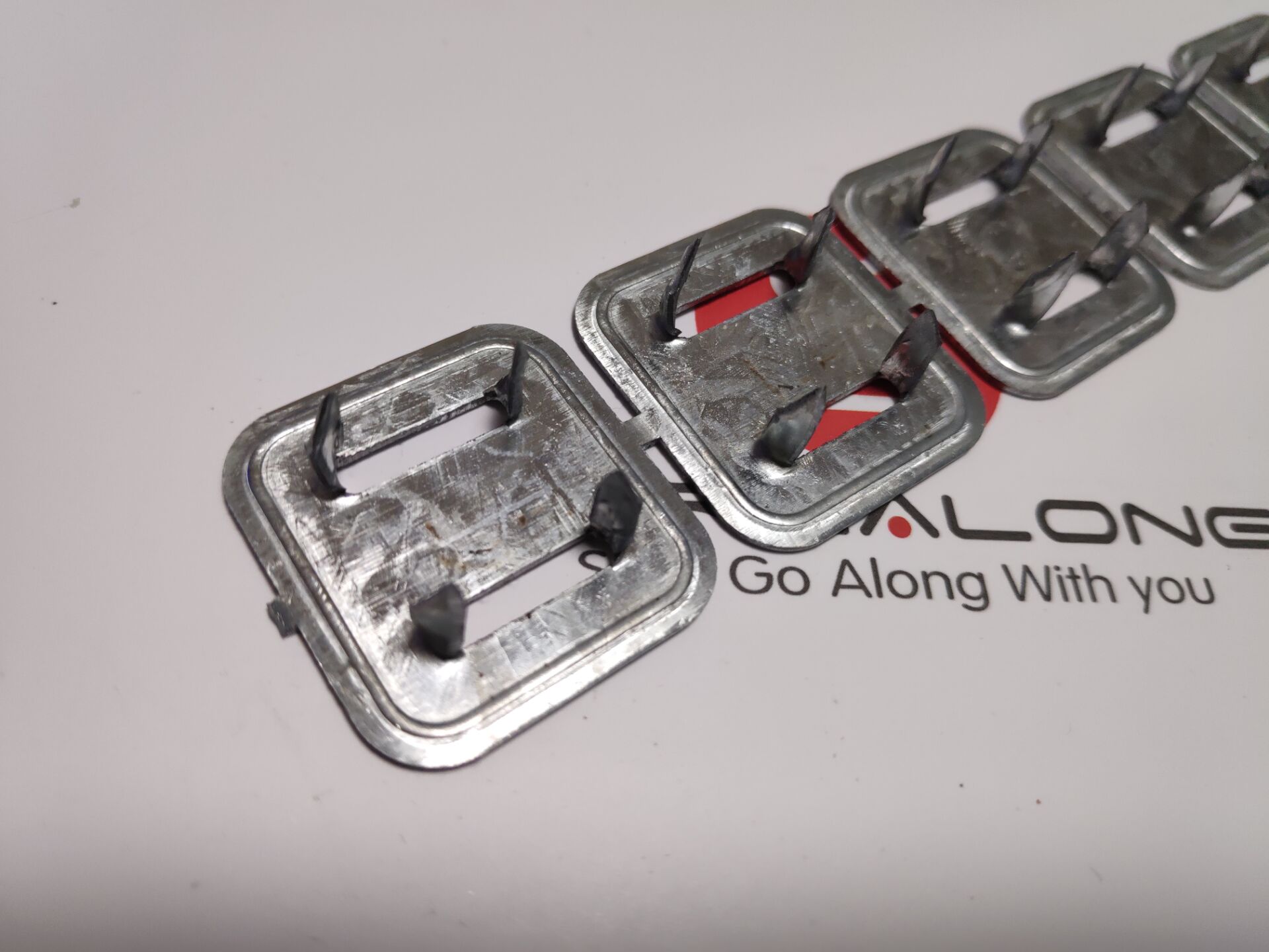 Foil Fix est un connecteur idéal pour fixer les feuilles de construction sur les ossatures en bois. Il est fourni en bâtonnets faciles à retirer de 10 pour une utilisation rapide, pratique et sûre sur site. Foil Fix peut être utilisé pour fixer l'isolation en feuille sur les cadres des murs et du toit.
