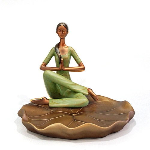 mujer yoga escultura con hoja de loto