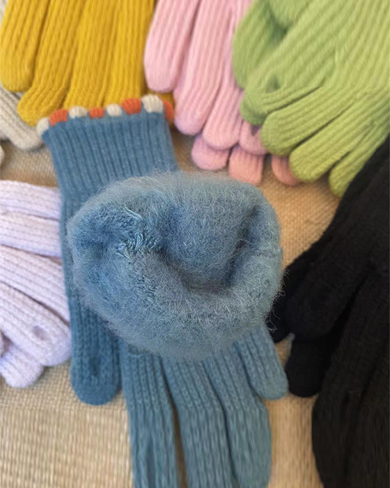 Knitted gloves