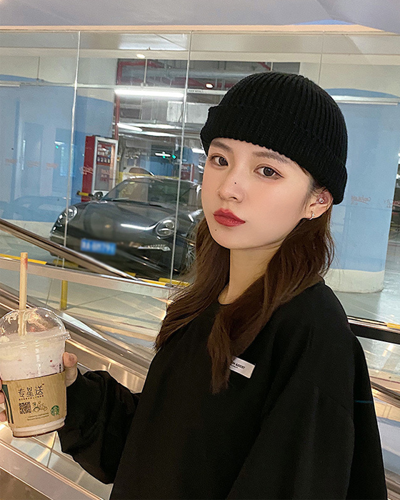 Knit cap in solid color
