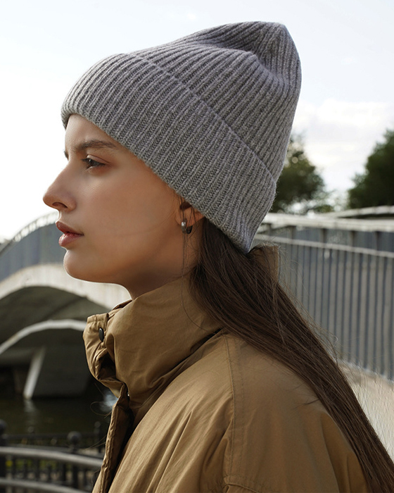 Knit cap in solid color