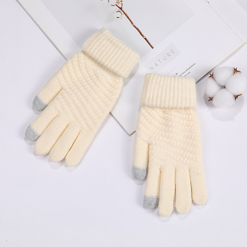 Knitted gloves