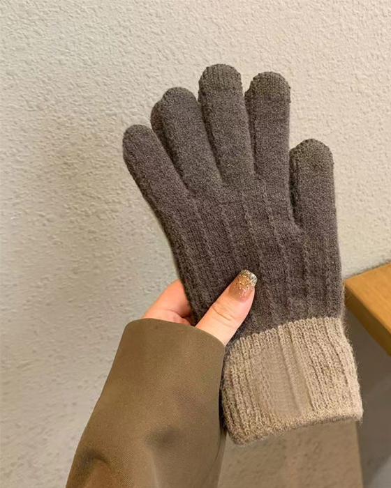 Knitted gloves
