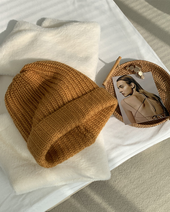 Knit cap in solid color