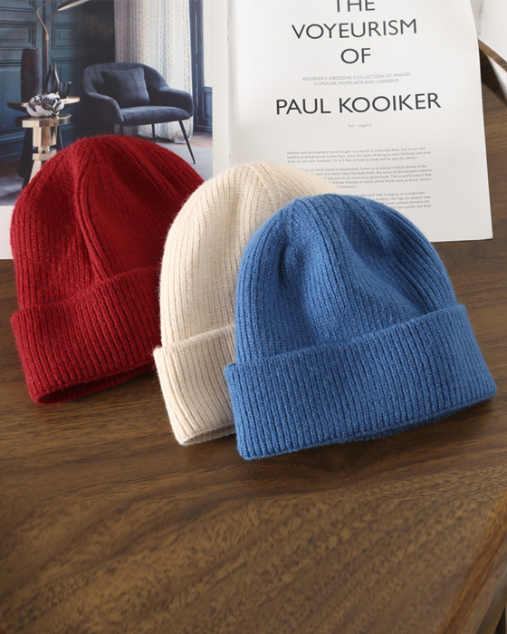 Knit cap in solid color