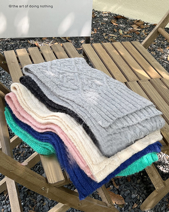 Long scarf in solid color