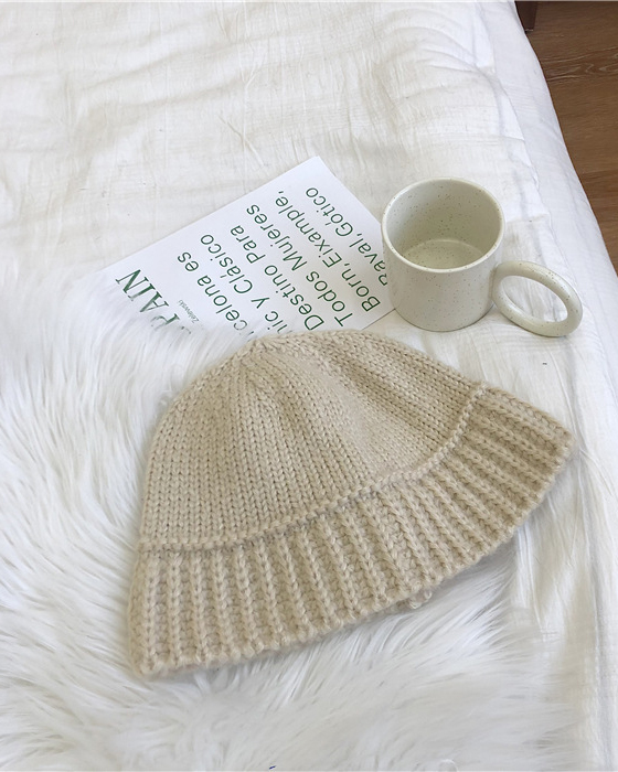 Knit cap in solid color