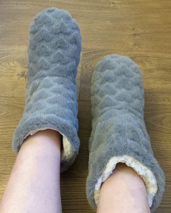 Short plush indoor slippers