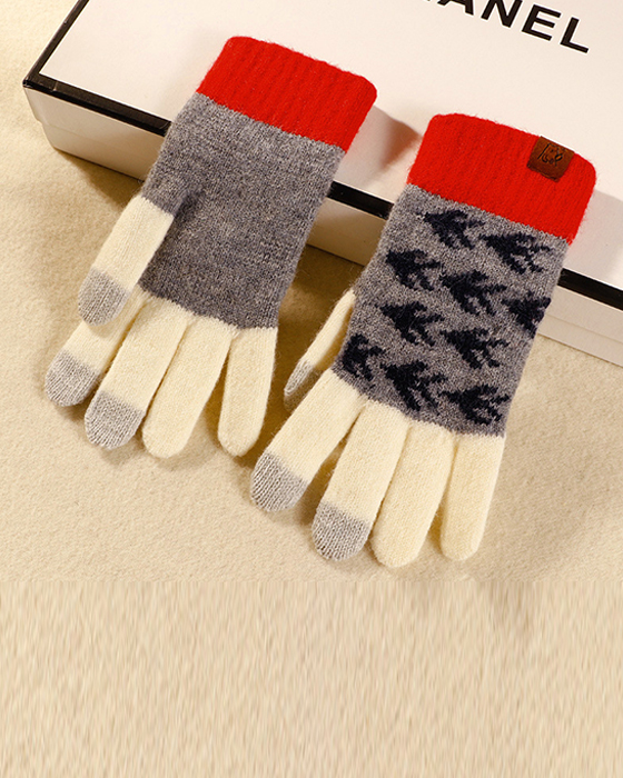 Knitted gloves