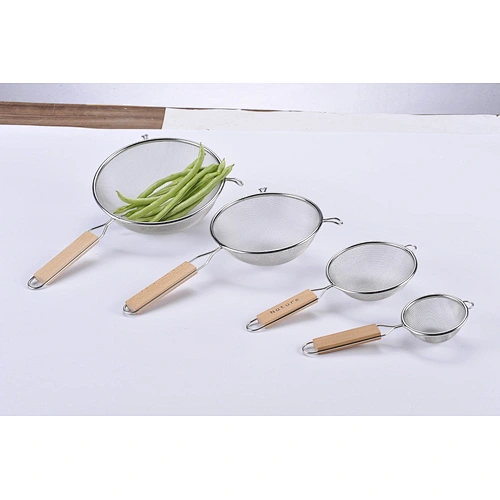 Single mesh strainer with wooden handle