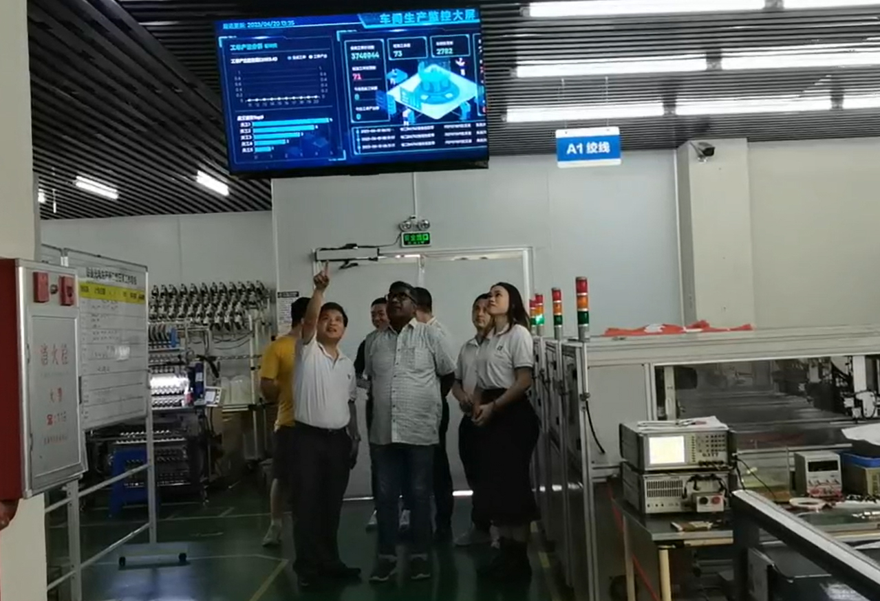 Foreign customers visiting our company to inspect the factory
