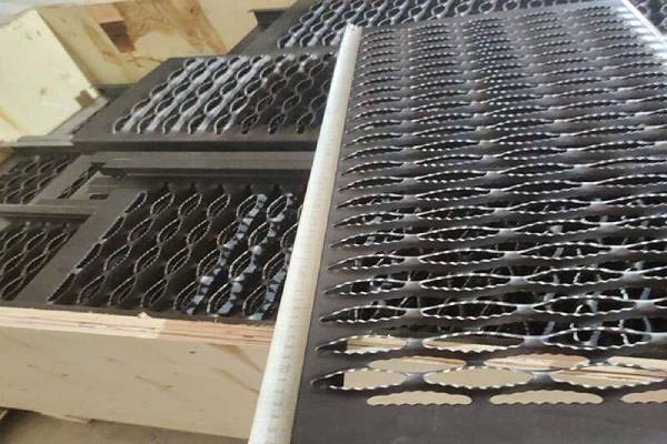 Diamond grip grating